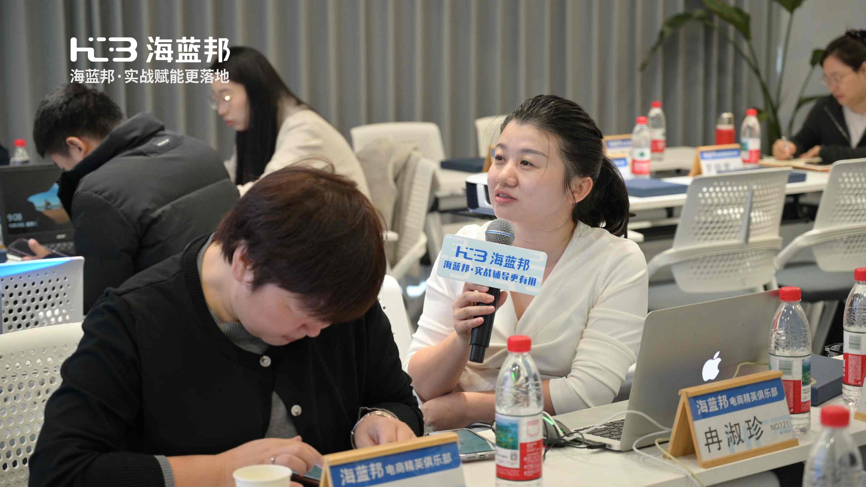 冉淑珍与同学交流