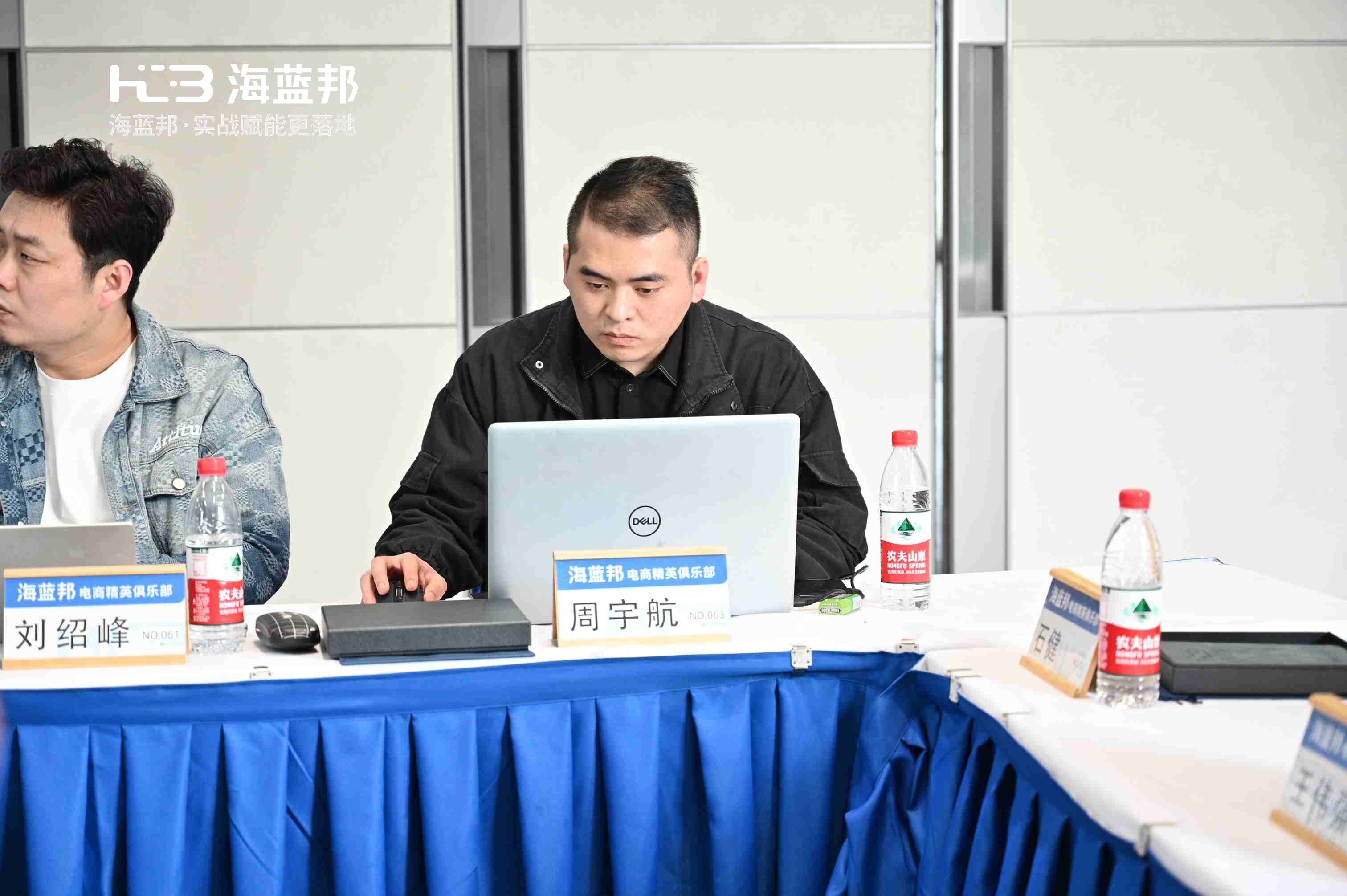周总在课堂学习