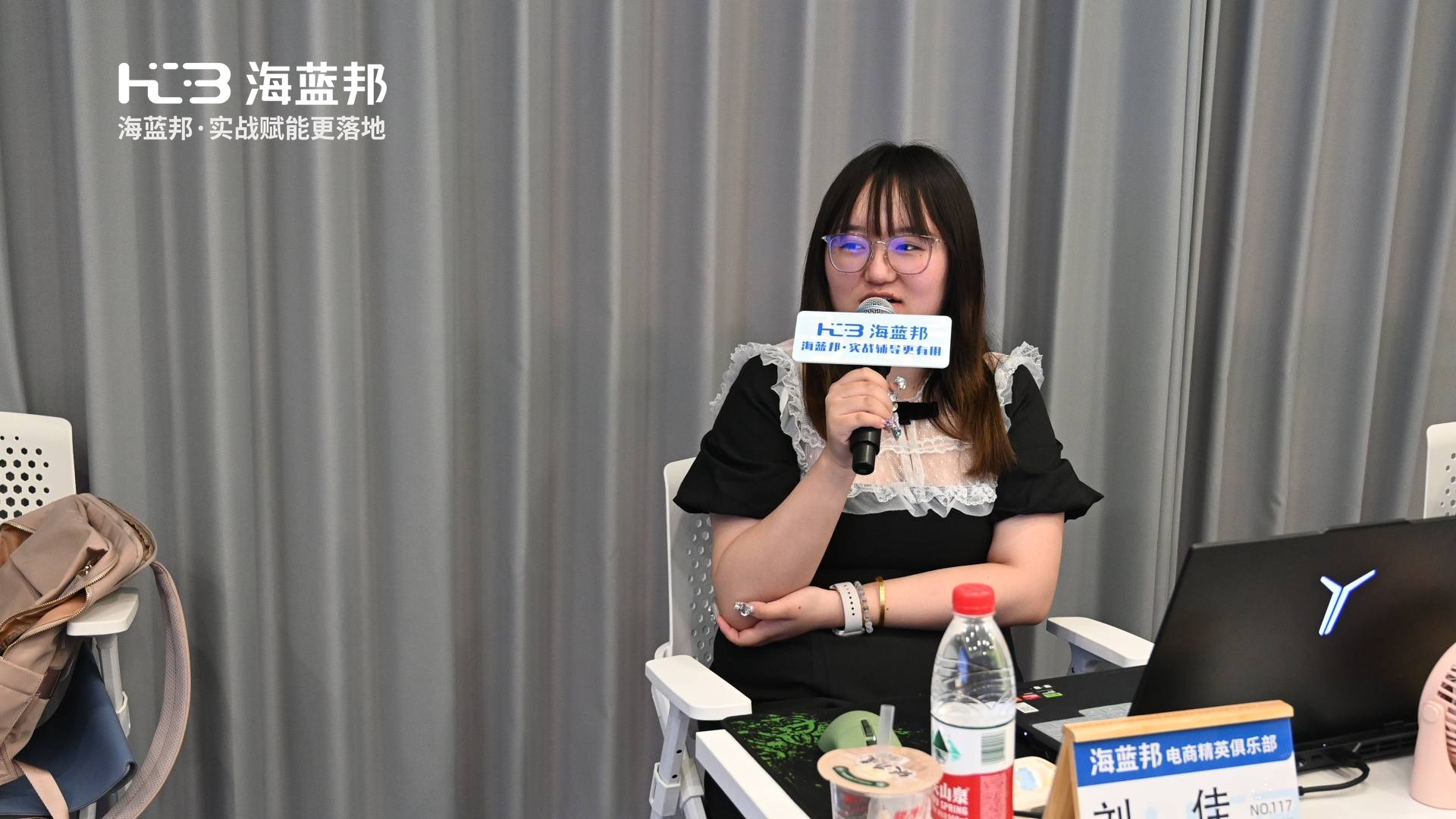 刘佳与同学交流
