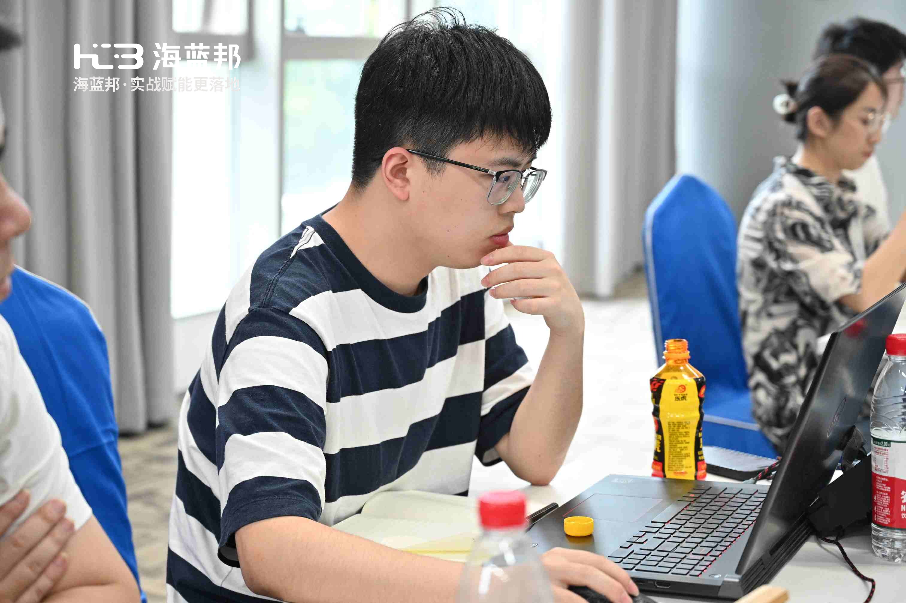危彪与同学交流