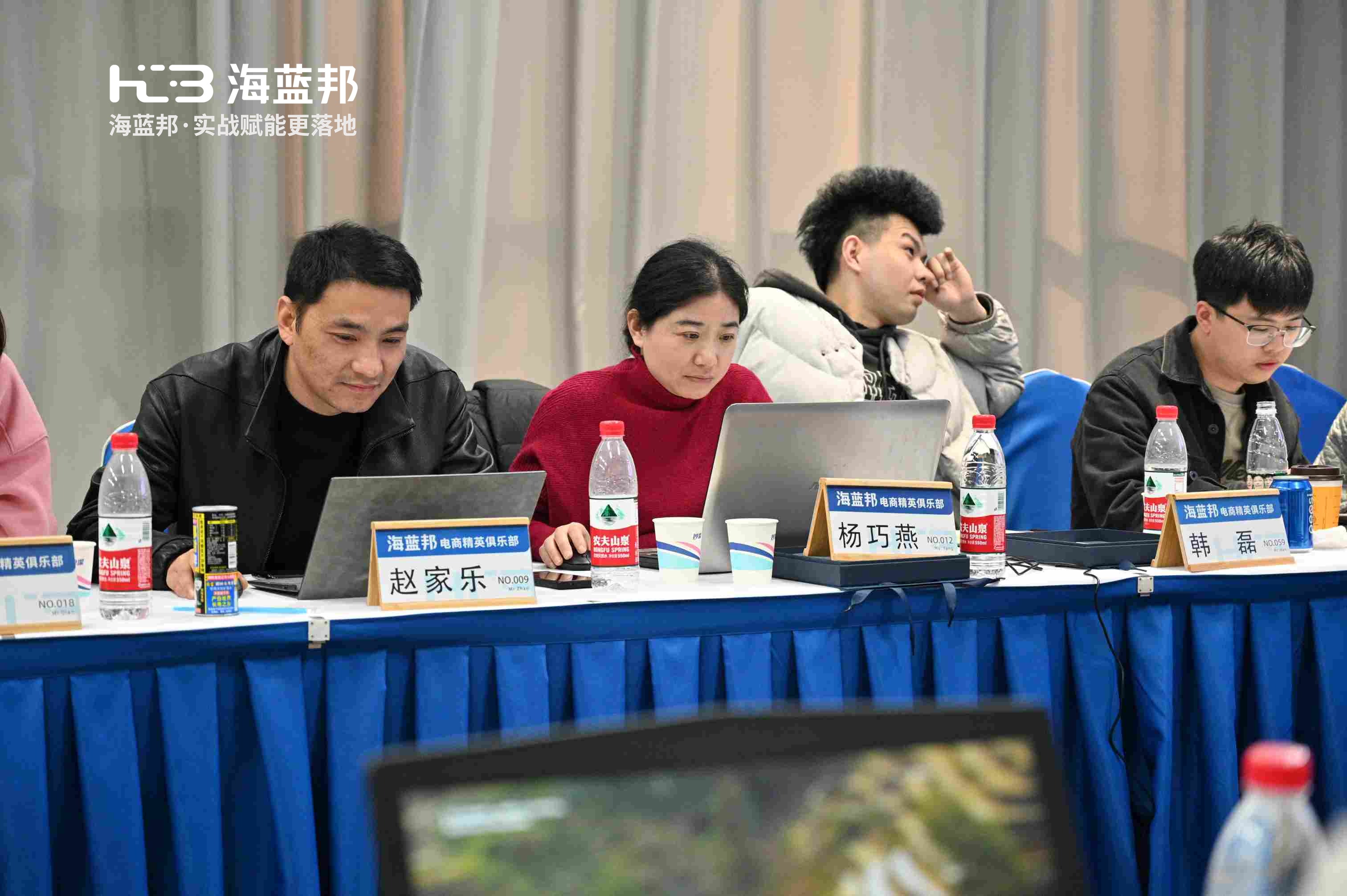 杨总在课堂认真听课