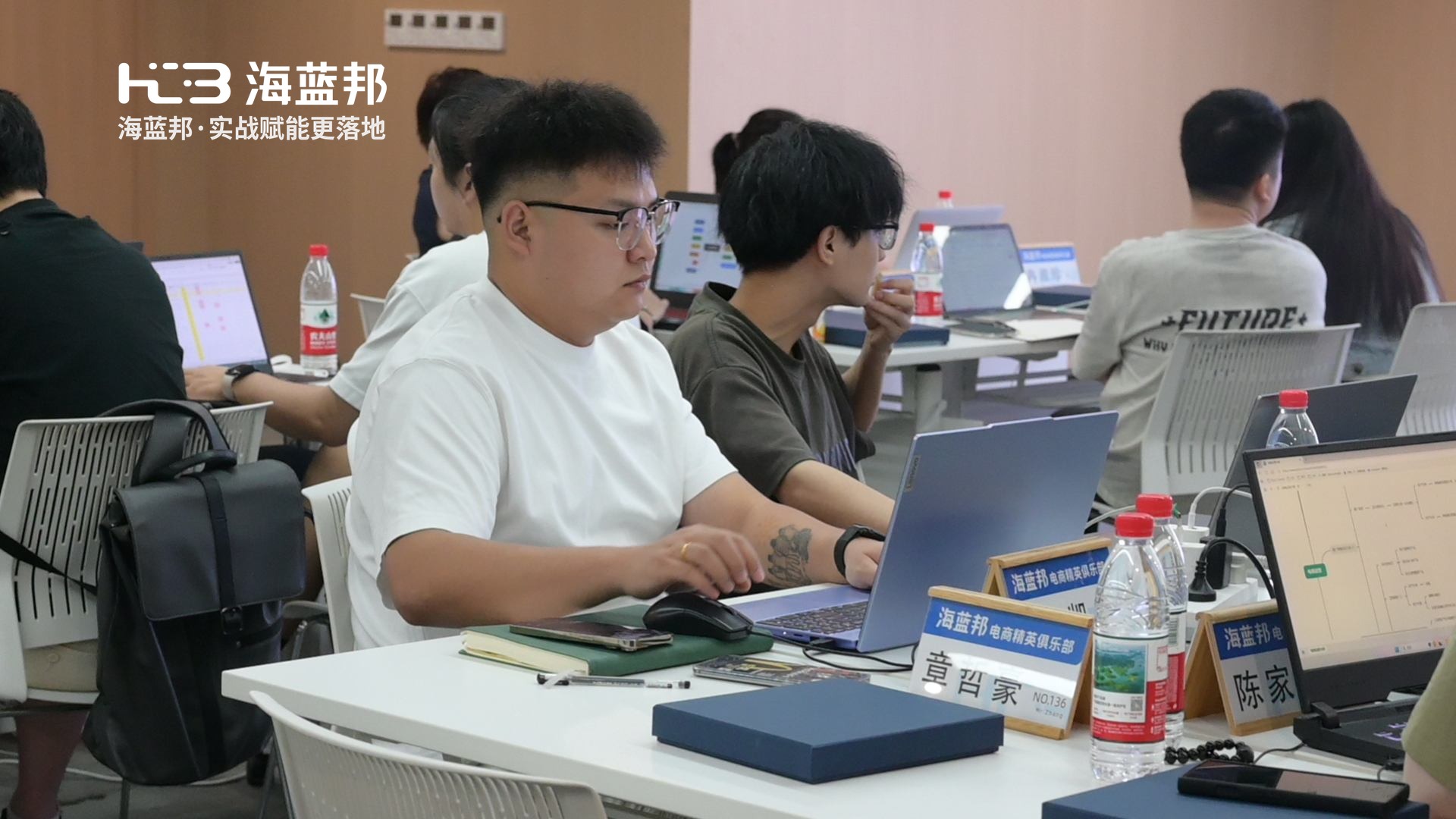 袁总在课堂认真听课